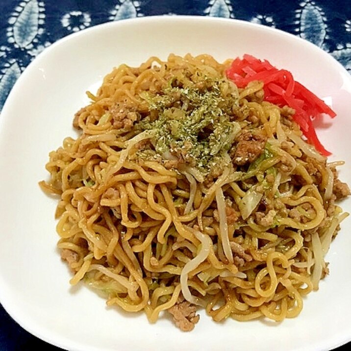 ひき肉ともやしとキャベツのソース焼きそば